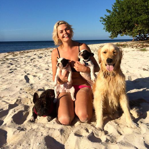 Amy on the beach with two French bulldog puppies, Cosquilla and Aussie